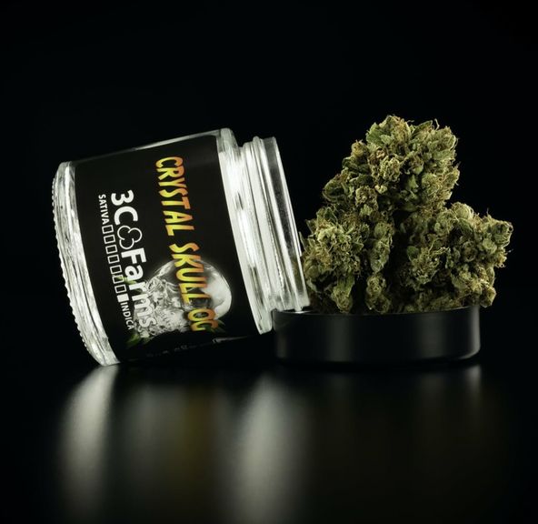 B. 3C Farms 3.5g Flower - Quality 9.5/10 - Crystal Skull