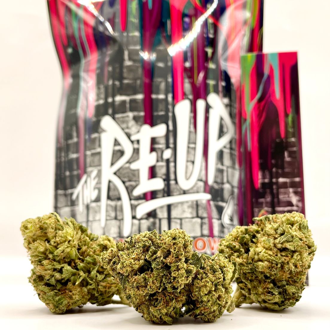 *Deal! $69 1 oz. Rainbow Oreo Runtz (26%/Hybrid) - The Re-Up + Rolling Papers