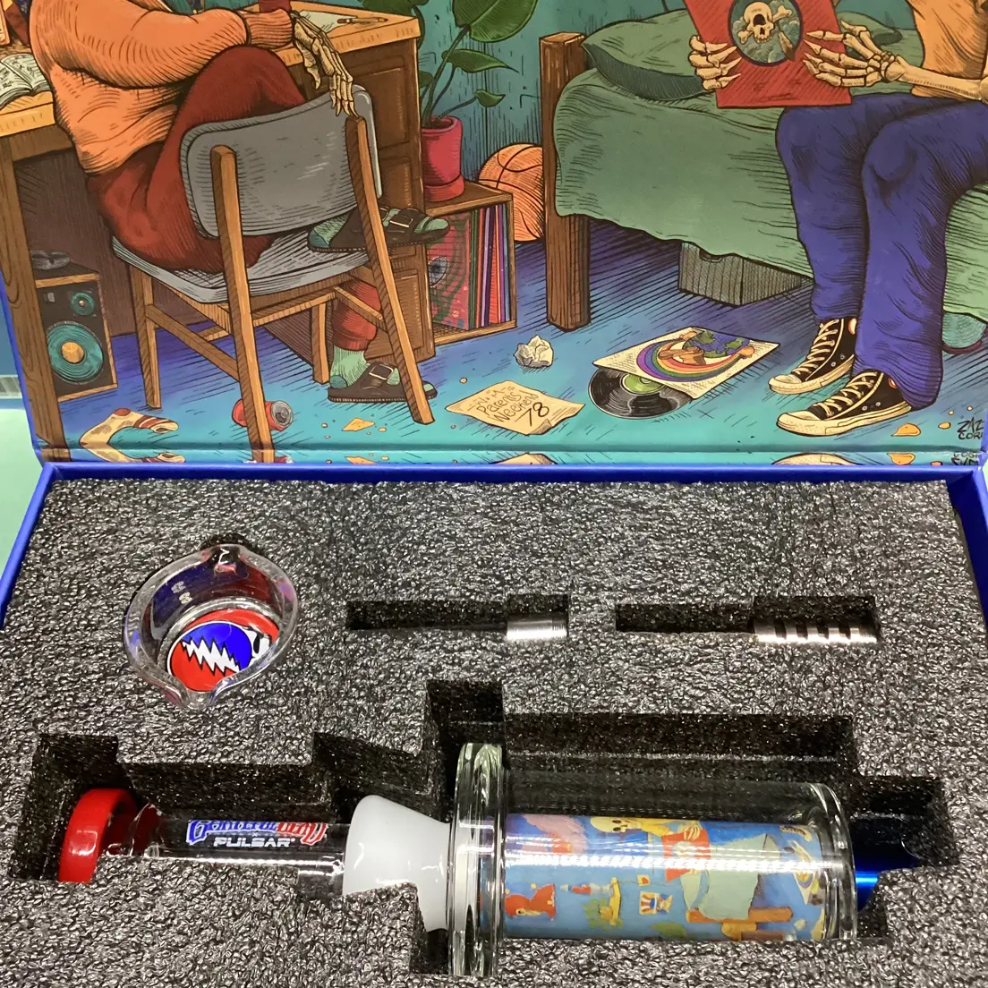 AFG Distribution- Deadhead Dorm- Grateful Dead x Pulsar- Vapor Vessel & SYF Dab Dish- 9.25"-