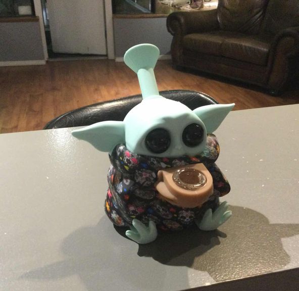 Baby Yoda Bong